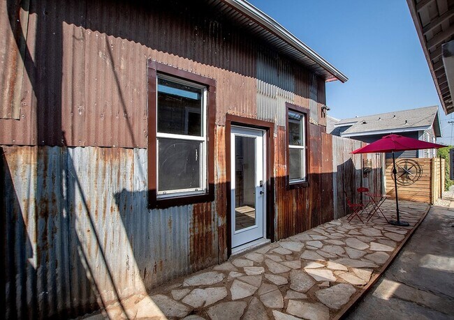 Building Photo - Boyle Heights Stunning Modern Farmhouse