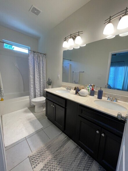 Building Photo - 2042 Bolton Rd NW