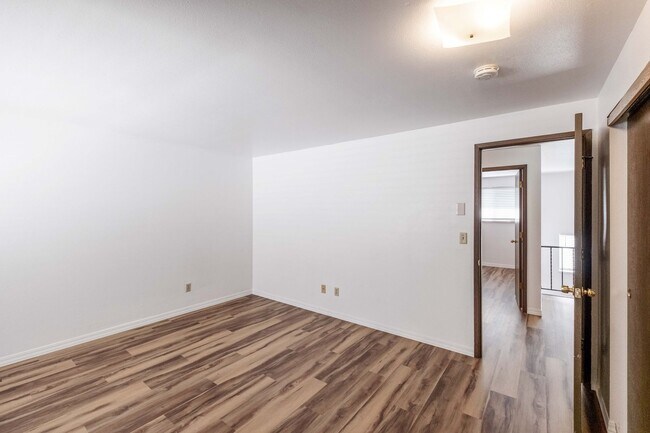 Building Photo - Beautiful 4 Bed, 2 Bath Townhouse with Lots of Closet Space and Laundry In Unit!