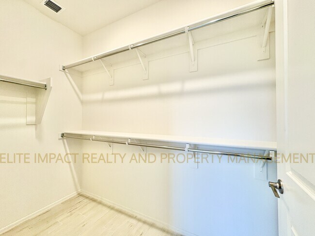 Building Photo - 9365 N Peridot Vis Ave