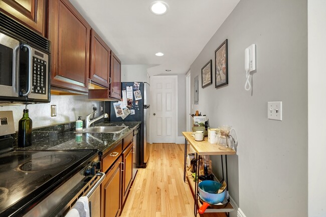Building Photo - 528 Tremont St