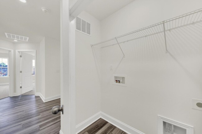 Building Photo - Gorgeous Townhome in Belmont!