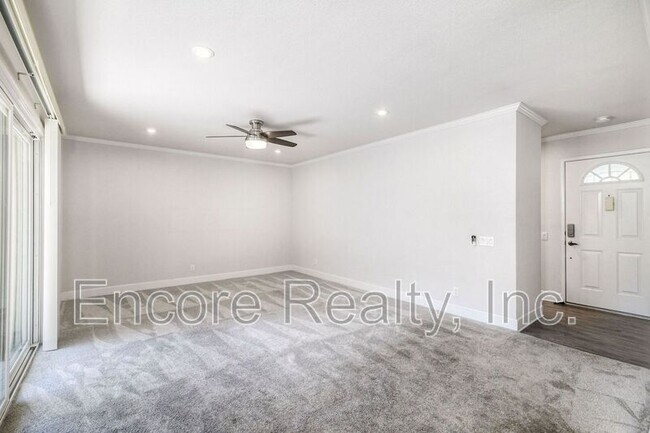Building Photo - 8545 Villa La Jolla Dr