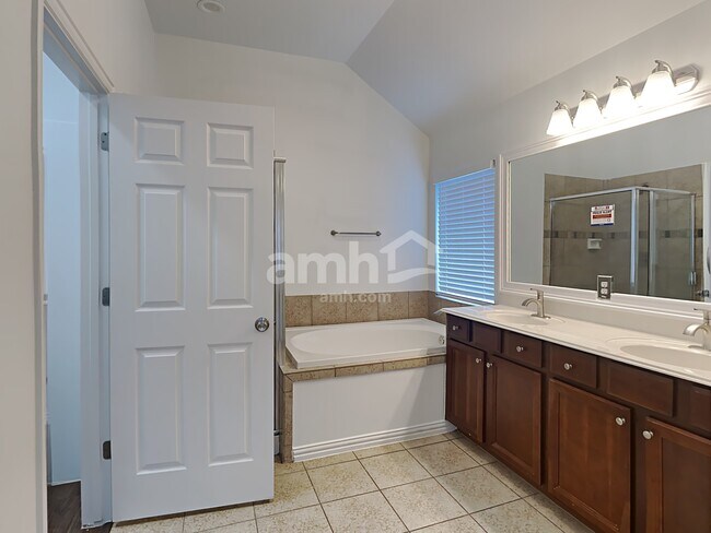 Building Photo - 2914 Crescent Oaks Park Ln