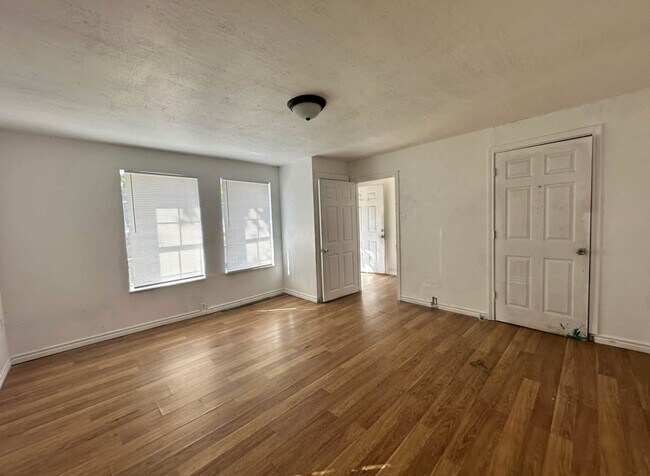 Building Photo - Cozy 3 bedroom house