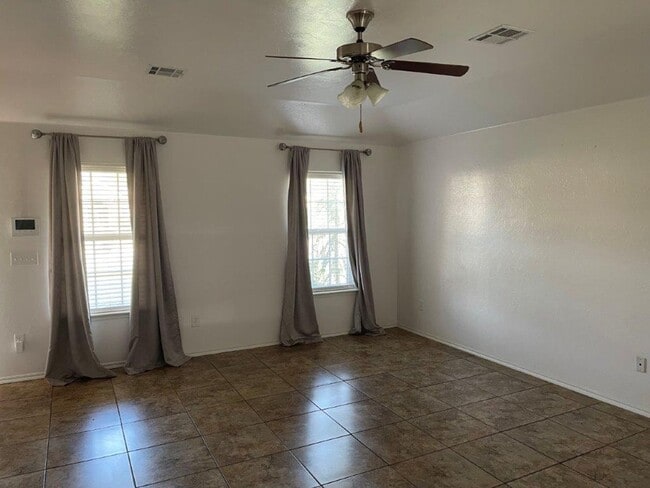 Building Photo - Newcastle Schools, great floor plan and neighborhood! New paint and carpet!