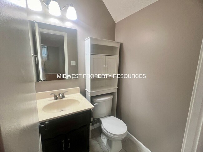Building Photo - Refreshing & Tidy Lee's Summit Split for L...