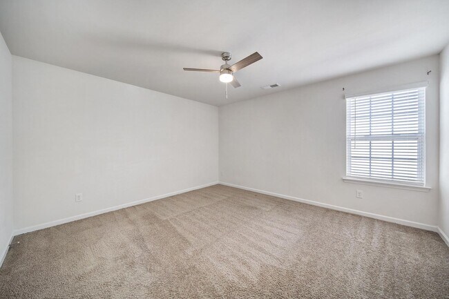 Building Photo - Beautiful 4 Bed 2 and a Half Bath Home in Charlotte!