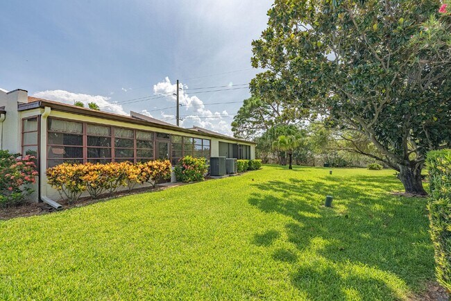 Building Photo - Fully furnished Beachside townhome