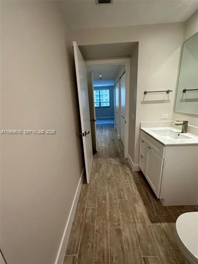 Building Photo - 801 Brickell Key Blvd