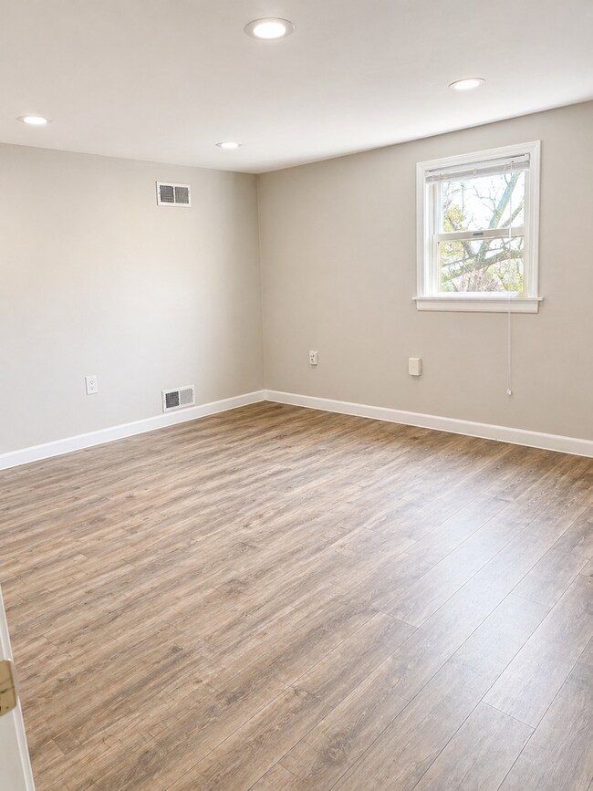 Building Photo - *** Amazing Apartment in Mt. Washington * Pet Friendly * Duplex style * Available Now * Spacious ...