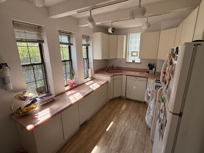 Building Photo - 3870 Beechwood Blvd