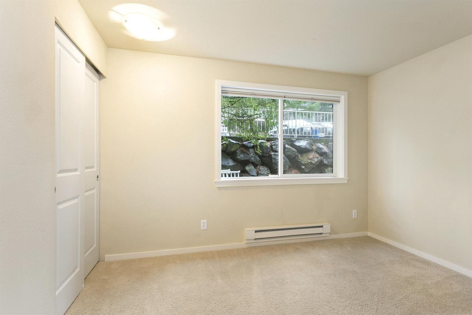 Building Photo - Spacious Mill Creek Corner unit Condo In-Town