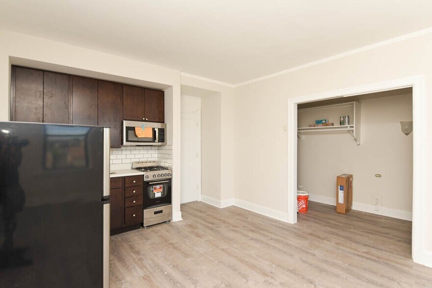 Building Photo - 3335 W Diversey Ave