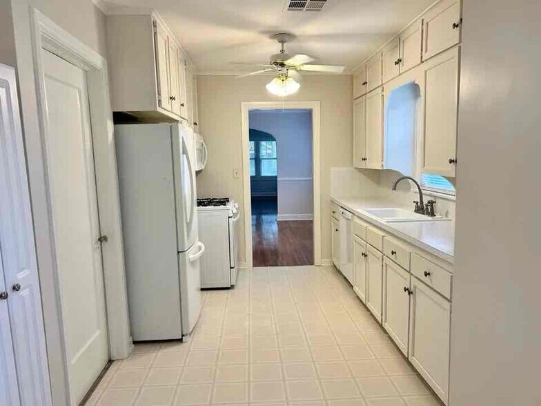 Building Photo - 1011 E 36th St