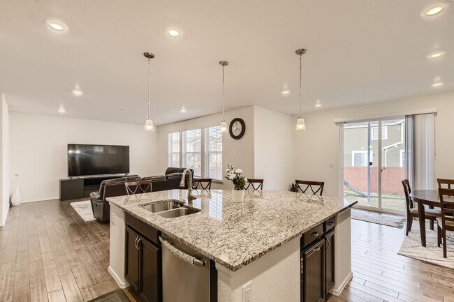 Building Photo - **** SPECIAL OFFER: 1 Month Rent FREE, if lease by July 1st week ****** Beautiful 4 bed, 4 bath h...
