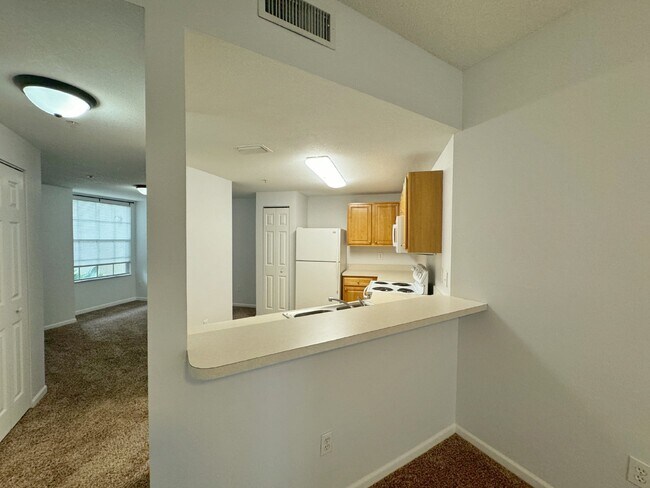 Building Photo - Las Palmas, one-bedroom first floor condo with garage!