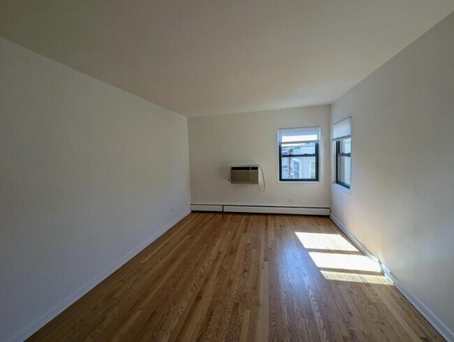 Building Photo - 1 bedroom in CHICAGO IL 60645