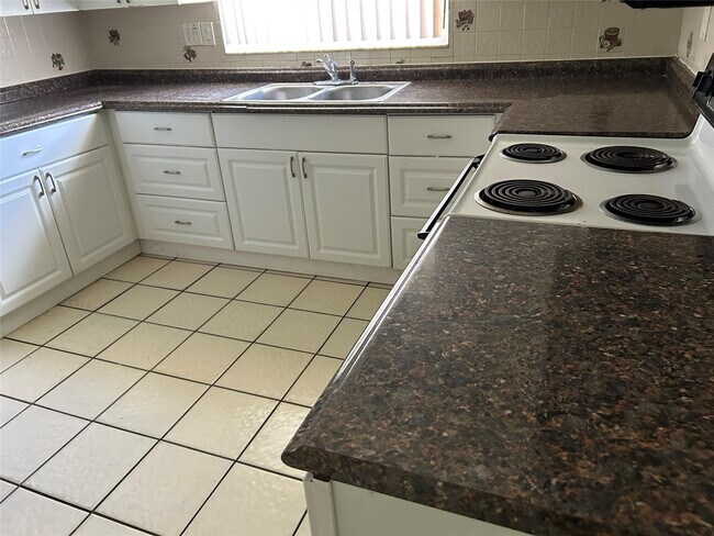 Building Photo - 701 W Evanston Cir