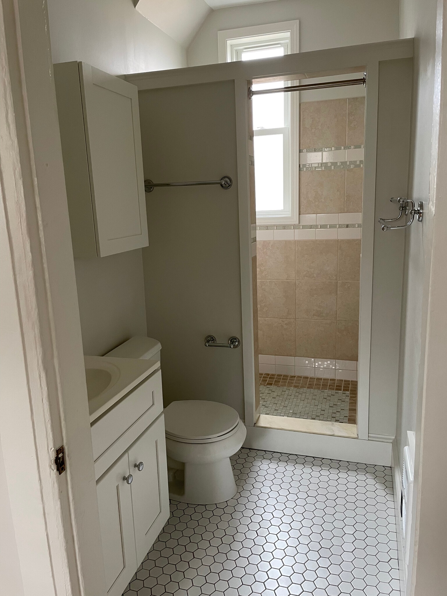 Bathroom w/ walk-in shower & privacy glass. - 18 North St