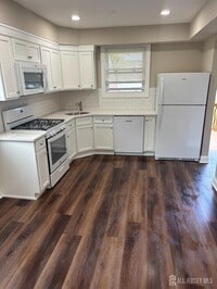 Building Photo - 93 Player Ave
