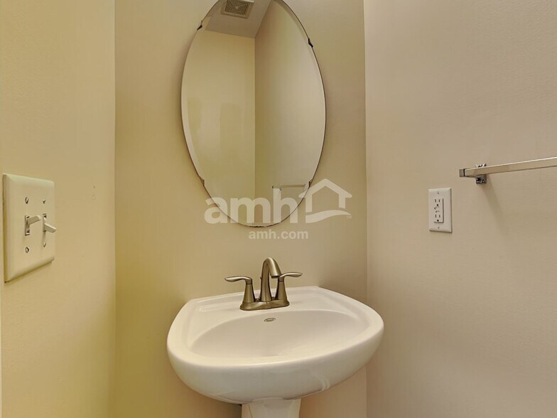 Building Photo - 5929 Marsh Cir