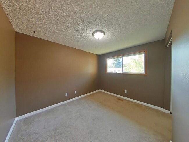 Building Photo - 3 Bedroom House ~ Centrally Located ~ Pet ...