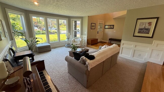 Building Photo - Pristine Single-Family Home in the Heart o...