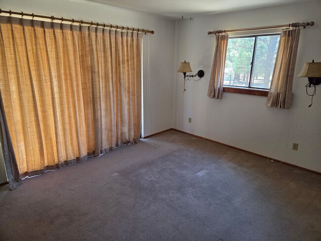 Building Photo - **LEASE PENDING Idyllic Ranch style Home O...