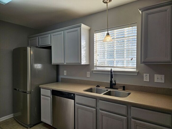 Building Photo - Ivy Square Patio Home