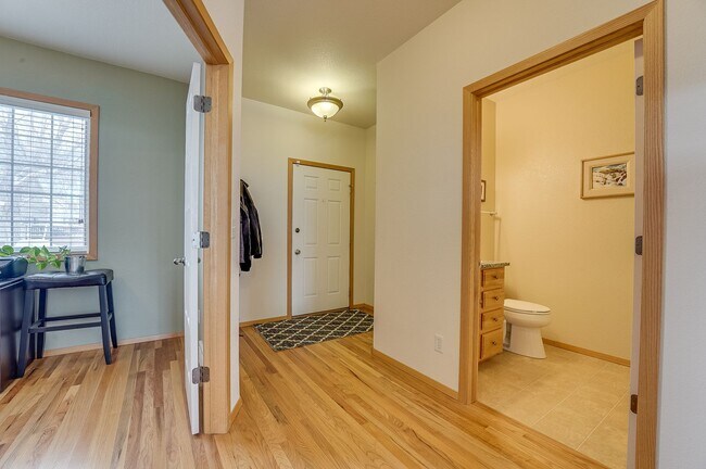 Building Photo - Spacious 3 bed, 2.5 bath Townhome in Ridgewood Hills!