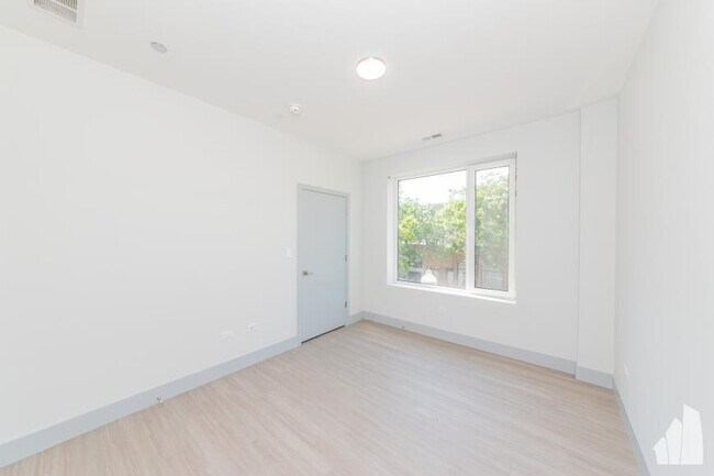 Building Photo - 4 bedroom in Chicago IL 60660