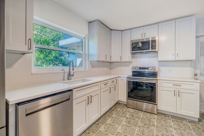 Building Photo - THIS SIZEABLE 4 BEDROOM, 3 ½ BATH, 2482 SQFT RESIDENCE IS READY FOR A LONG TERM RENTER.