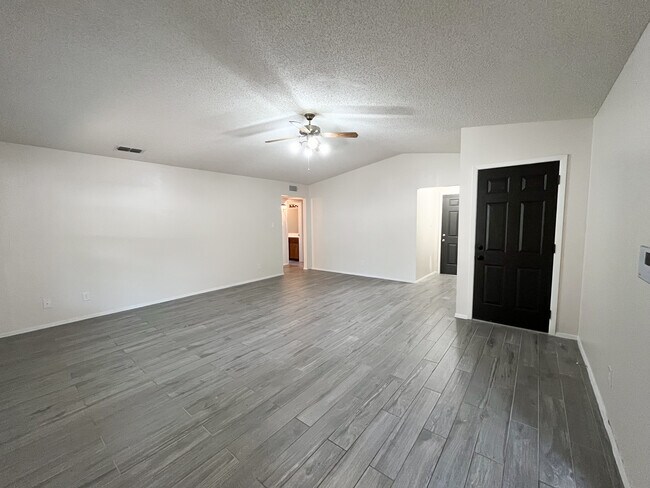 Building Photo - 408 Briar Square