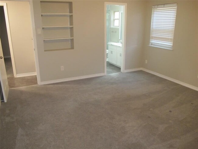 Building Photo - 3504 Roanoke Dr