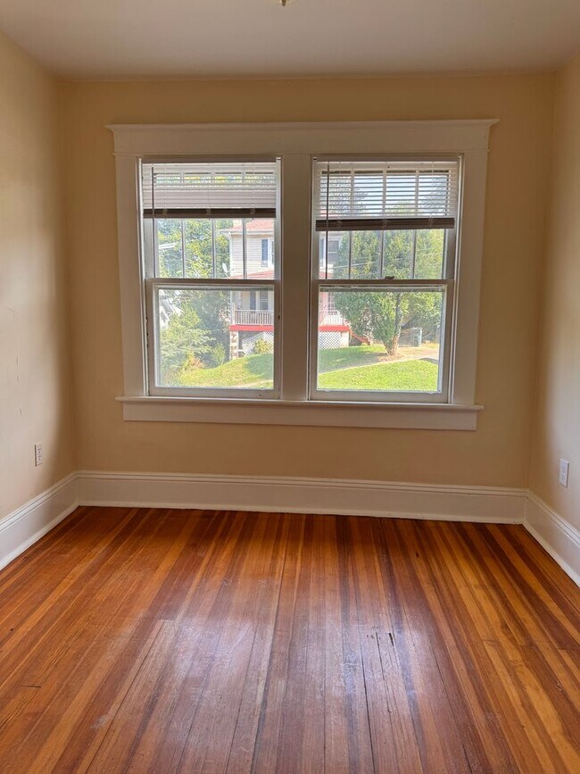 Building Photo - 3 Bedroom || 1.5 Bathroom Home