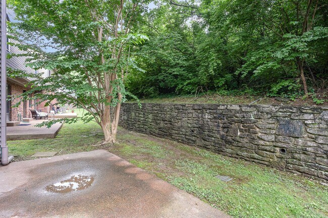 Building Photo - Desirable Brentwood Trace 2 Bedroom Townho...
