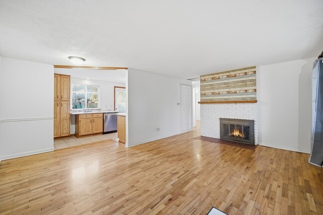 Building Photo - 212 N Knollwood Dr