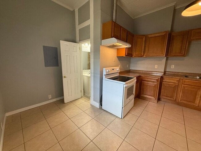 Building Photo - Pensacola - Downtown - 1 bedroom, 1 bathroom - partial utilities included