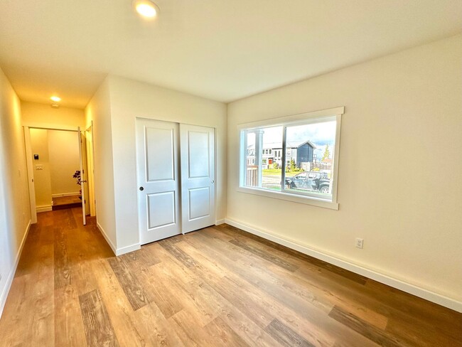 Building Photo - Stunning new home (2025) in North Tacoma –...