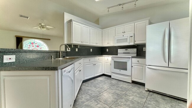 Building Photo - 3 BR , 2 Bath Annual Screened Pool Home Available