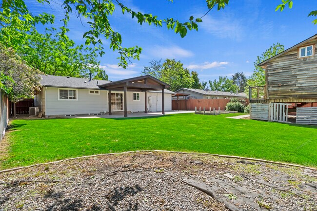 Building Photo - 1107 Beechwood Dr