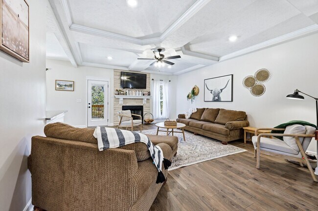 Building Photo - Dog Friendly Three Bedroom with Bonus in Sango!