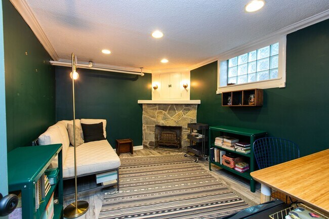 Building Photo - OPEN HOUSE 9/13 11AM-1PM  Beautiful 3-Bedr...