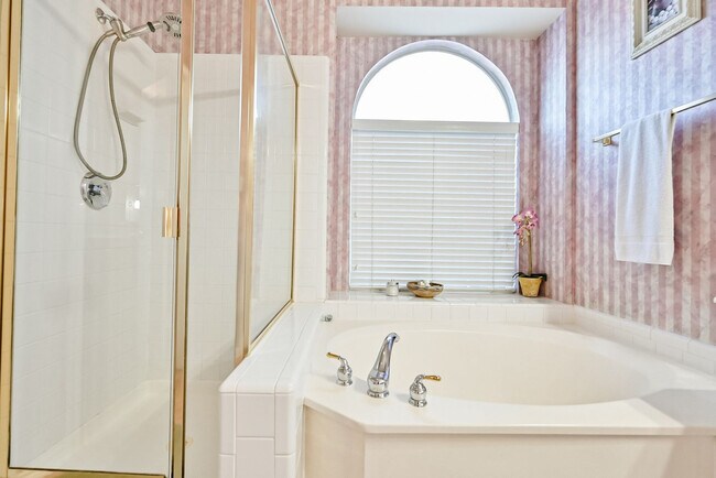 Building Photo - 1705 Fairfax Dr