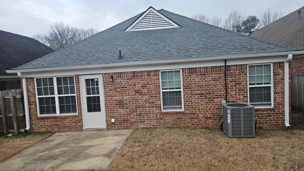 Building Photo - 8382 Regal Bend Dr