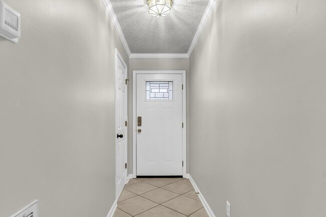 Building Photo - 125 N Chestnut Dr