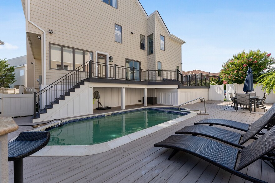 Building Photo - 7600 Bayshore Dr