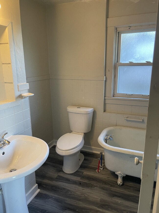 Building Photo - 3 bedroom in quiet part of Clairton Move in Special 50% off 1st months rent!!