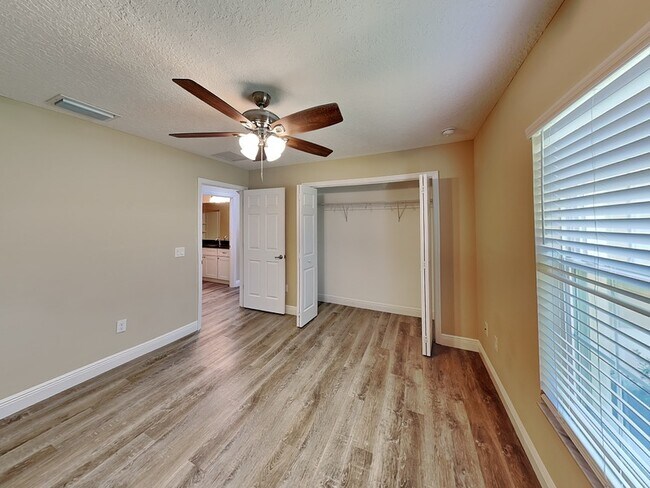 Building Photo - 2127 W Landmark Dr